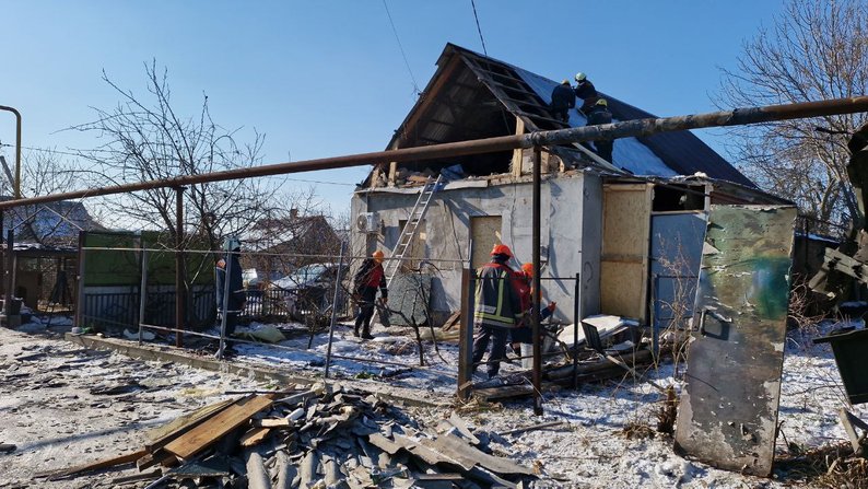 «Дружину вдарило вибуховою хвилею, уламок залетів у ногу і руку зламало» - очевидці розповіли про нічну атаку по Запоріжжю