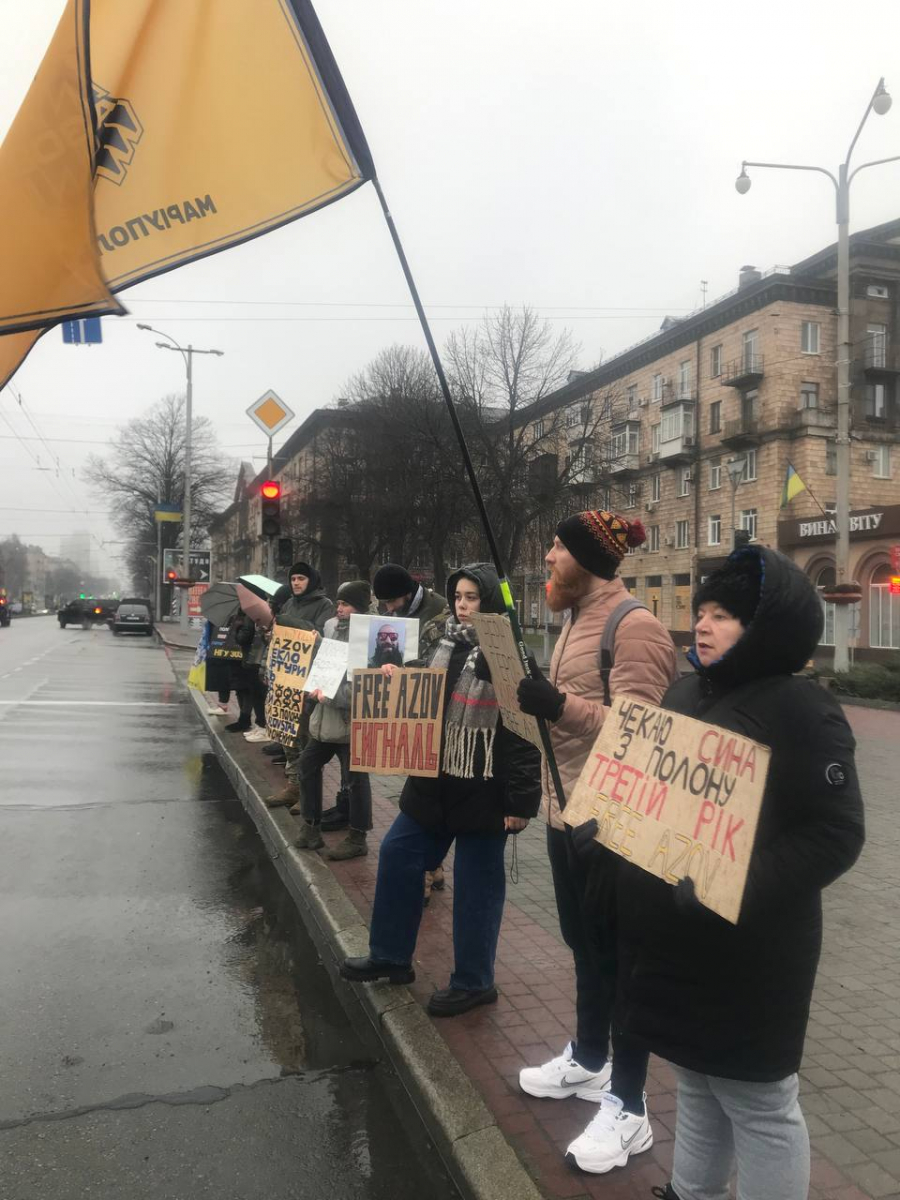 "Ми не маємо права мовчати" - у Запоріжжі відбулася акція на підтримку військовополонених (фото)