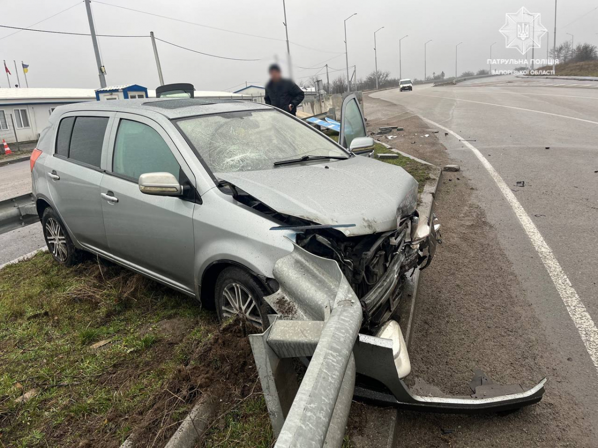 На в'їзді на міст у Запоріжжі сталася ДТП - фото з місця події