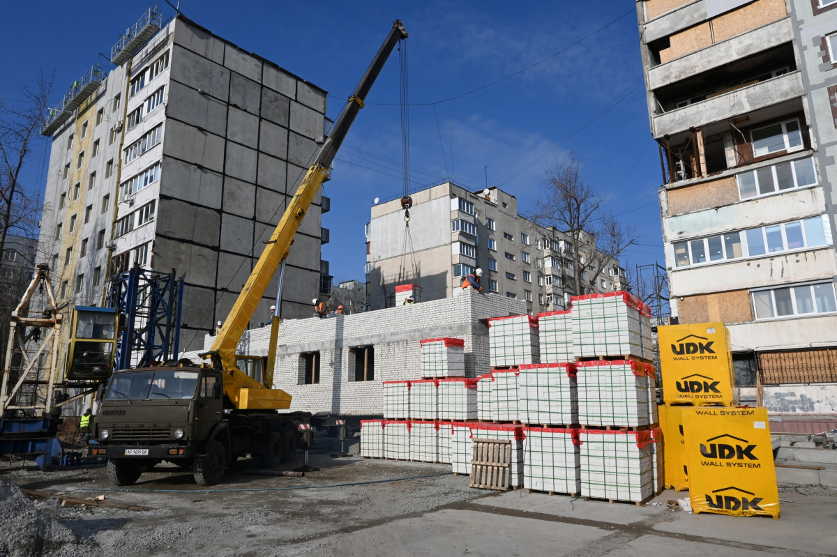 Почали зводити другий поверх - на якому етапі відбудова багатоповерхівки на вулиці Запорізькій (фото)