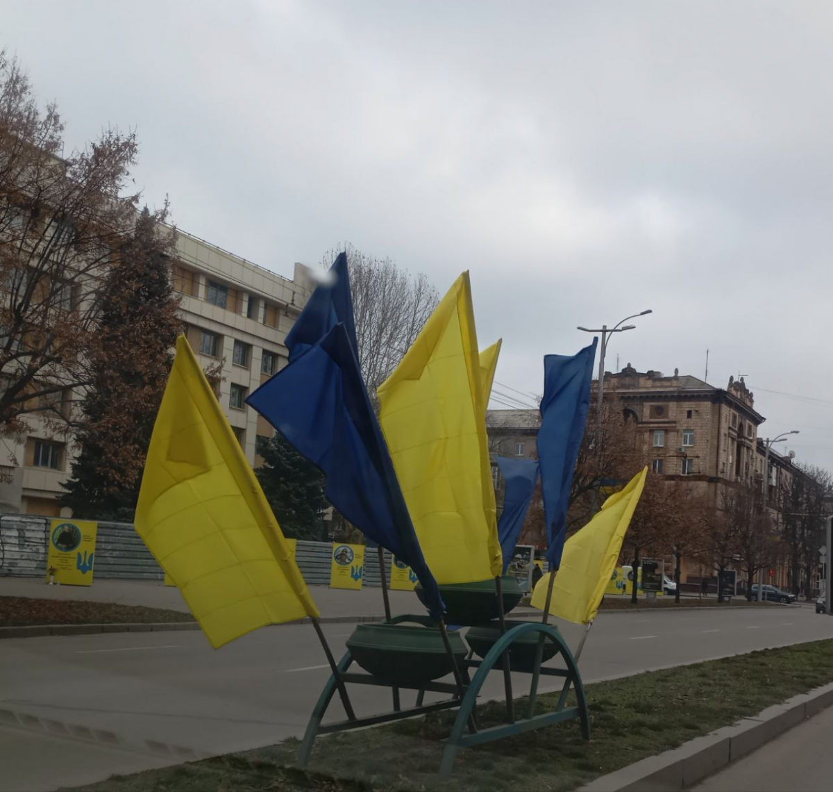 Схожі на постріли - запоріжців лякали звуки старих конструкцій для прапорів на центральному проспекті 