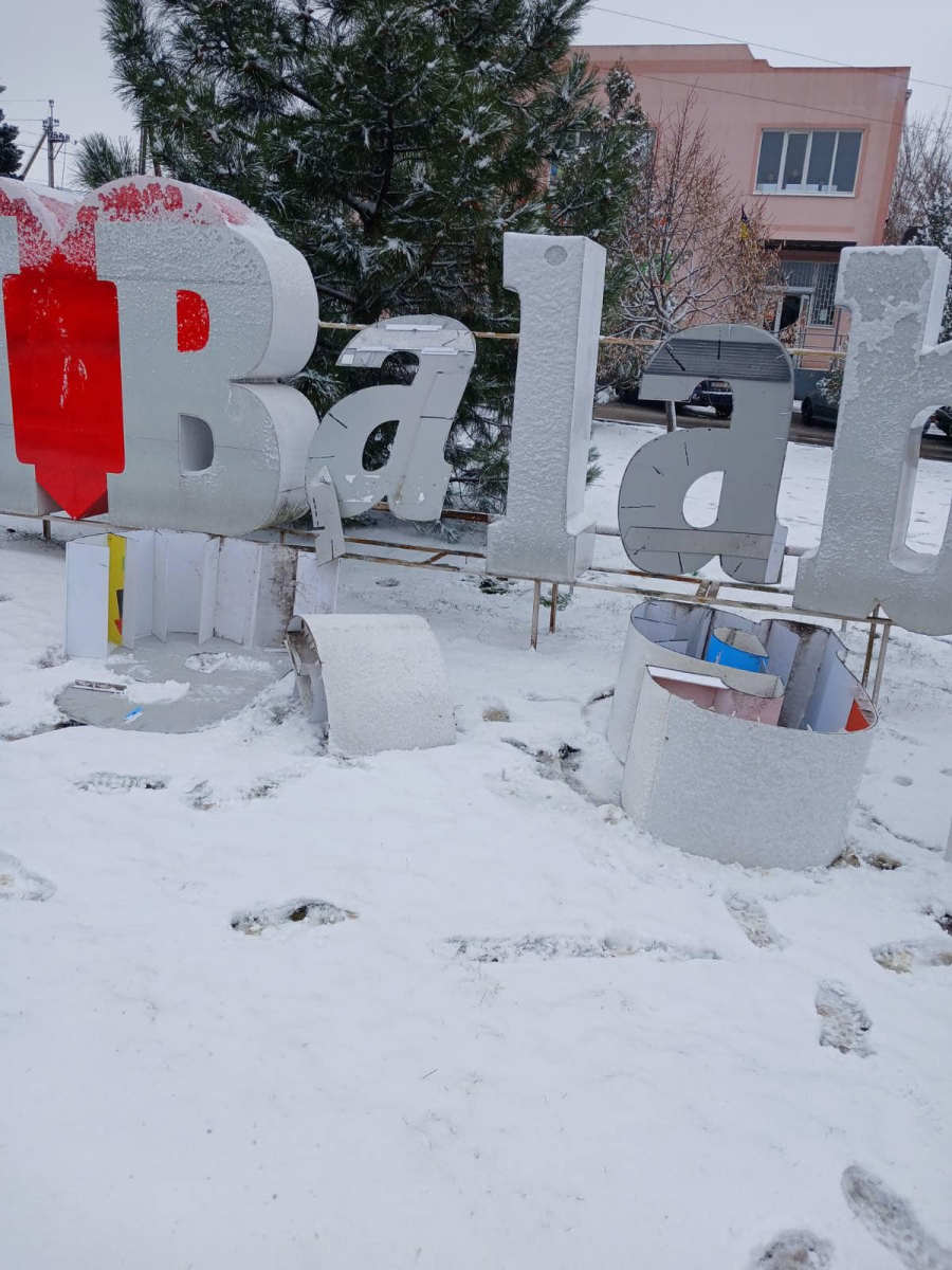 У селищі Балабине п'яні жінки потрощили інсталяцію (фото, відео)