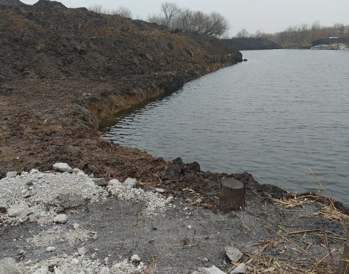 У Запорізькому районі річку перегородили трубою та скидали у водойму промислові відходи (фото)
