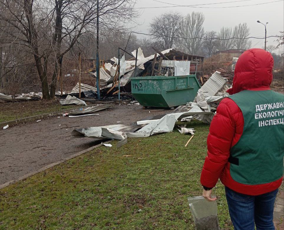 Уламки та відходи від руйнувань – у Запоріжжі обстежують місця обстрілів окупантів