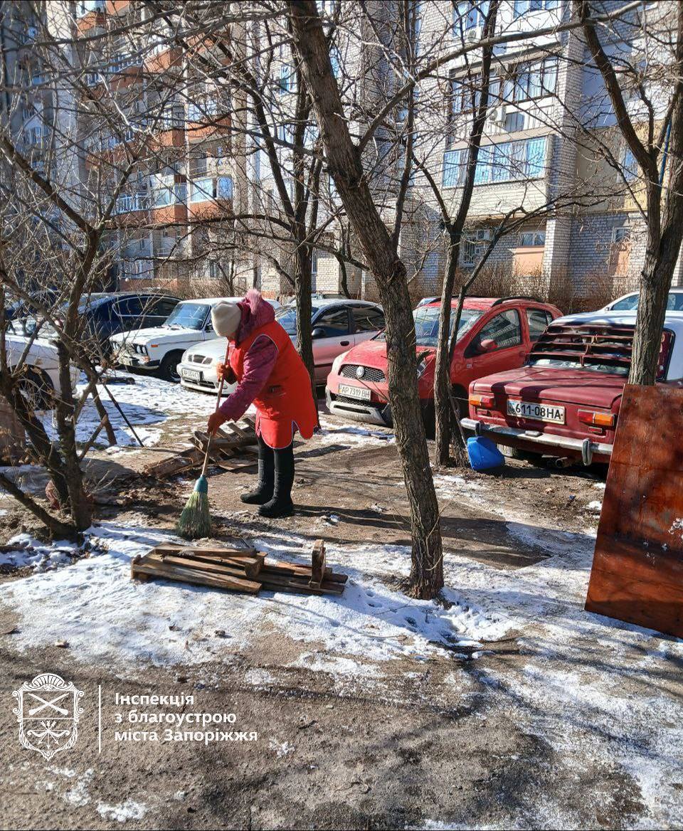 Вечірки скінчилися - в одному з районів Запоріжжя прибрали стихійний "бар"