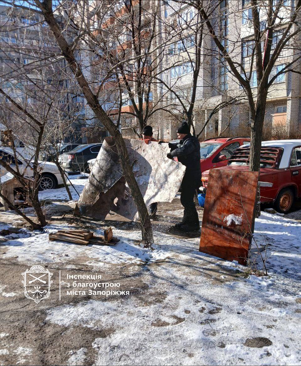 Вечірки скінчилися - в одному з районів Запоріжжя прибрали стихійний "бар"