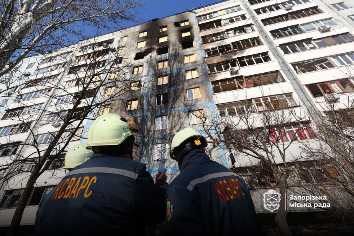 Вижили, бо були на дачі - у Запоріжжі російський дрон влучив у квартиру літнього подружжя (відео)