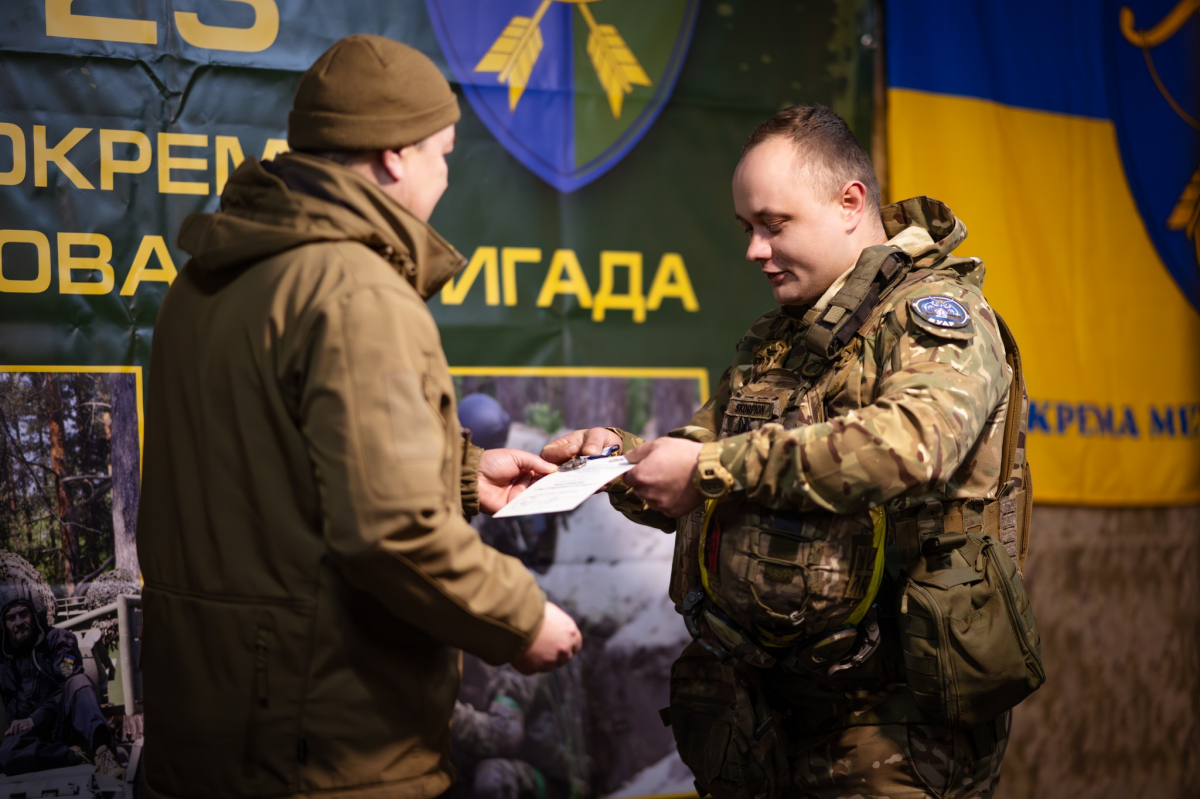 Захисника із Запоріжжя нагородили нагрудним знаком головнокомандувача ЗСУ