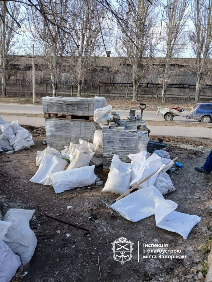 Без дозволів та документів - у Запоріжжі незаконно укладали бруківку (фото)