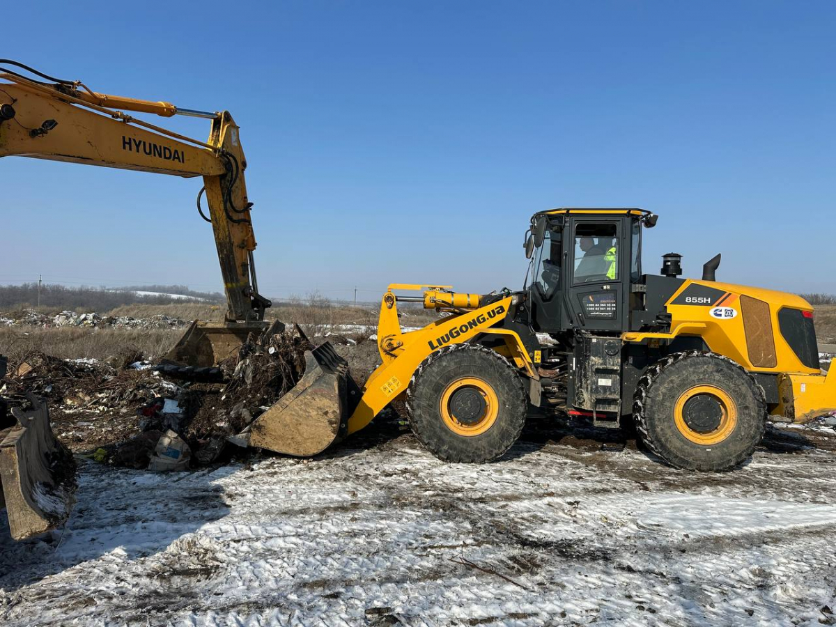 Кінець історії -  між двома селами у Запорізькому районі засипали півстолітнє сміттєзвалище (фото, відео)