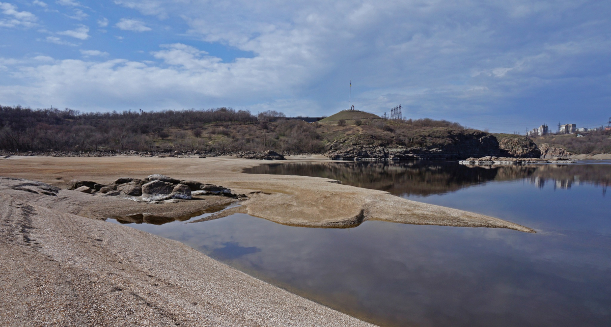 Острів, що нагадує черепаху - запорізькі скелі вражають своєю красою (фото)