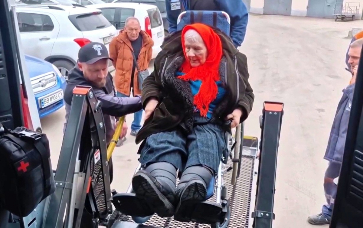 "Пережила одну війну, наразі вже другу" - запорізькі благодійники допомогли літній жінці возз'єднатися з родиною (фото, відео)