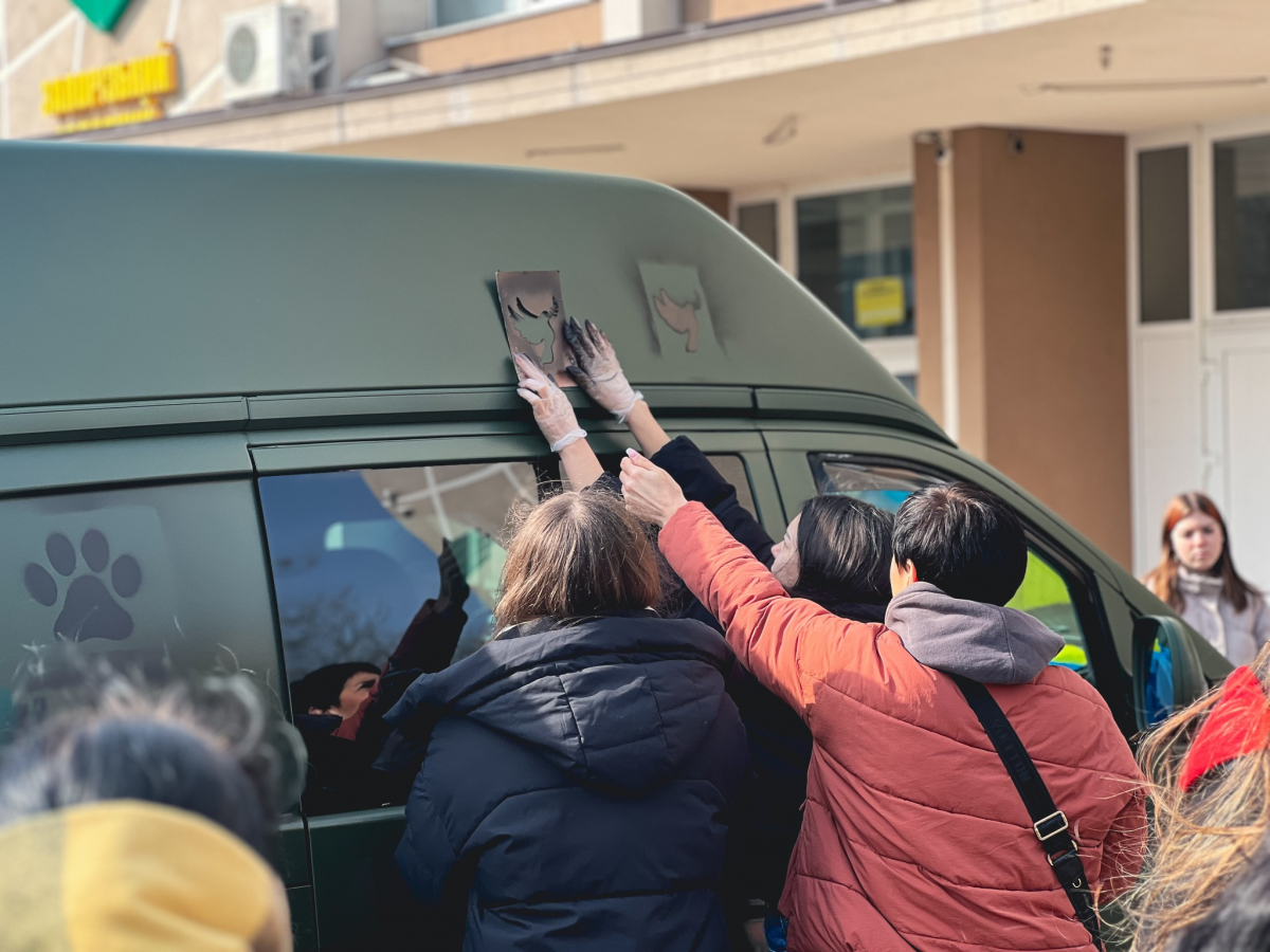 "Писанка" на колесах - у Запоріжжі молодь розписала автомобіль для військових (фото)