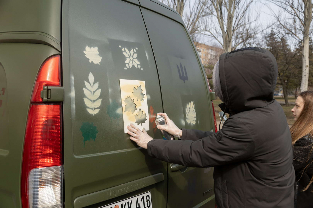 "Писанка" на колесах - у Запоріжжі молодь розписала автомобіль для військових (фото)