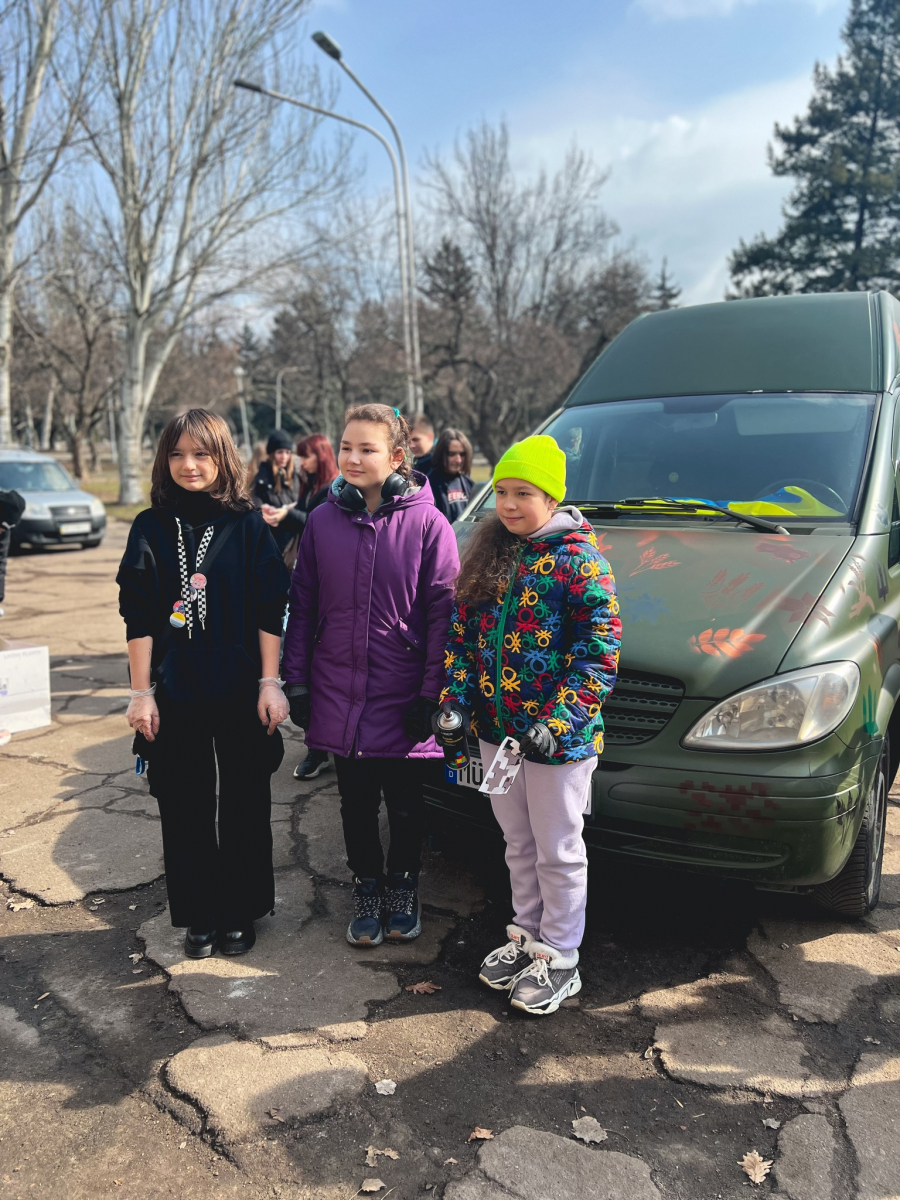 "Писанка" на колесах - у Запоріжжі молодь розписала автомобіль для військових (фото)