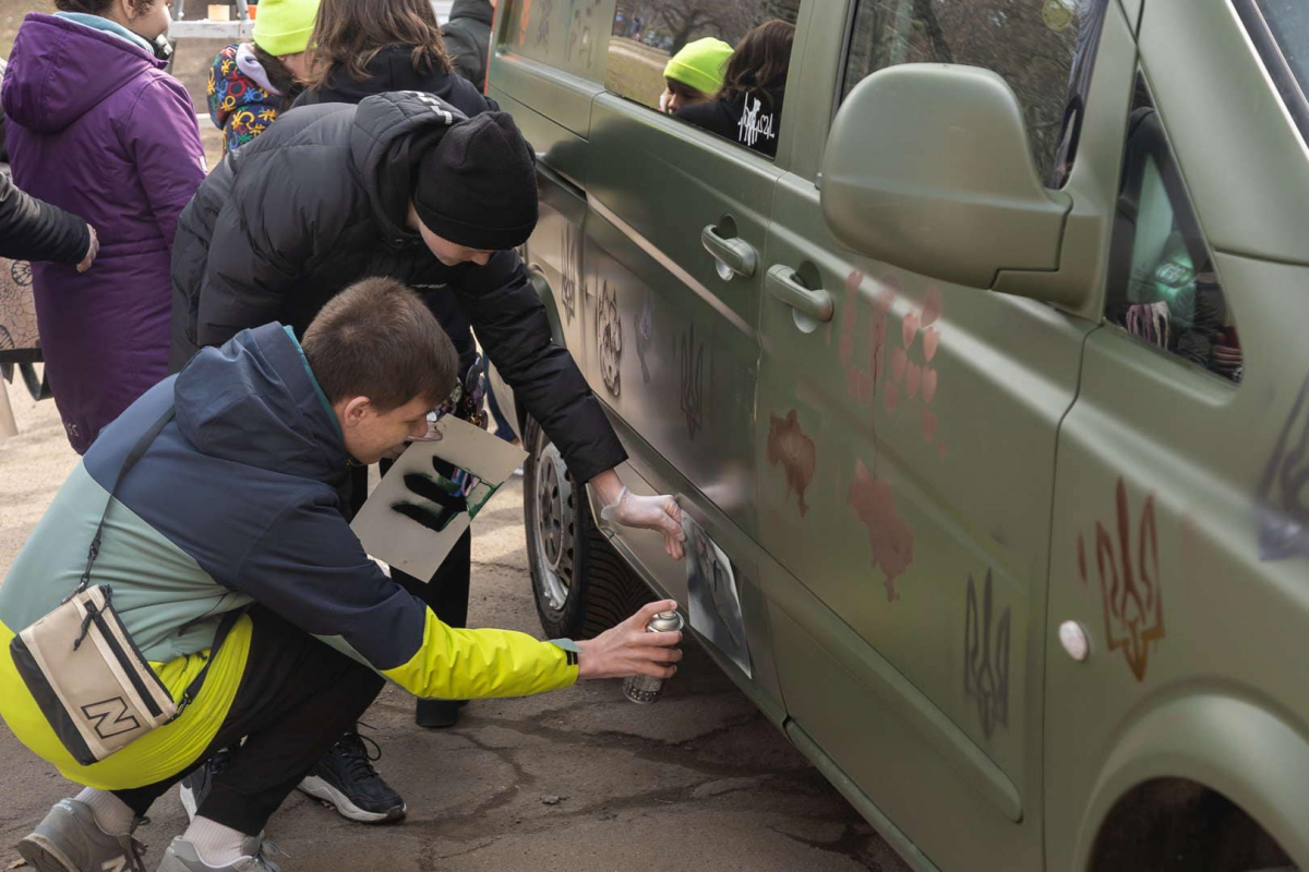 "Писанка" на колесах - у Запоріжжі молодь розписала автомобіль для військових (фото)