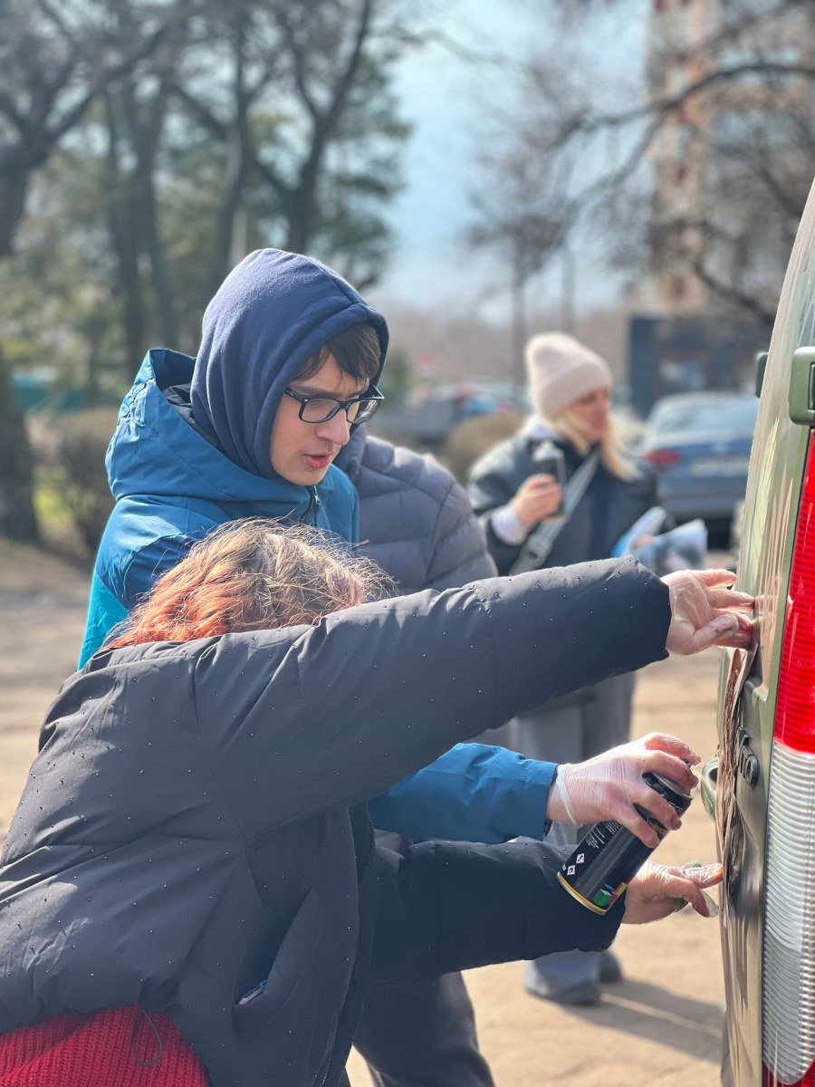 "Писанка" на колесах - у Запоріжжі молодь розписала автомобіль для військових (фото)