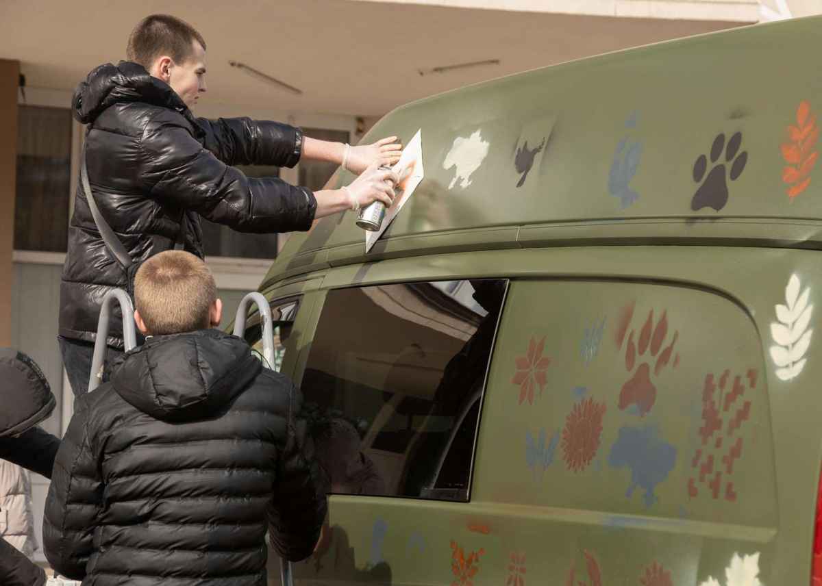 "Писанка" на колесах - у Запоріжжі молодь розписала автомобіль для військових (фото)