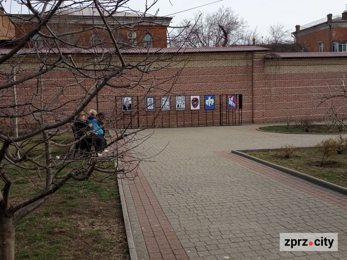 Плакати воєнного часу, новорічна ялинка та поламаний ліхтар - як виглядає весною запорізький сквер Театральний (фото)