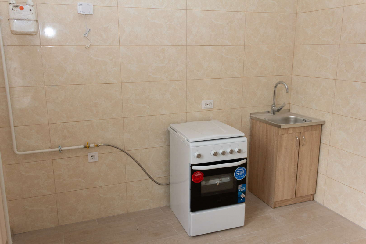 Ще один будинок у Запоріжжі, зрунований внаслідок ворожих обстрілів, майже відновили - коли мешканці зможуть повернутися (фото)