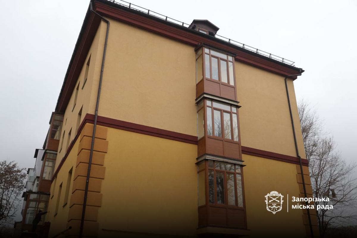 Ще один будинок у Запоріжжі, зрунований внаслідок ворожих обстрілів, майже відновили - коли мешканці зможуть повернутися (фото)