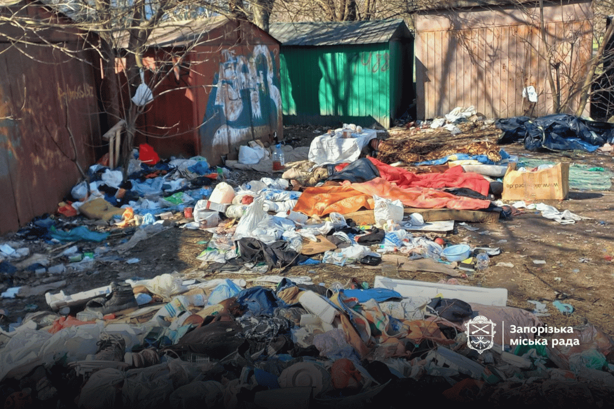 Щоразу збирають десятки тонн сміття - у Запоріжжі вкотре прибрали "традиційне" звалище біля басейну