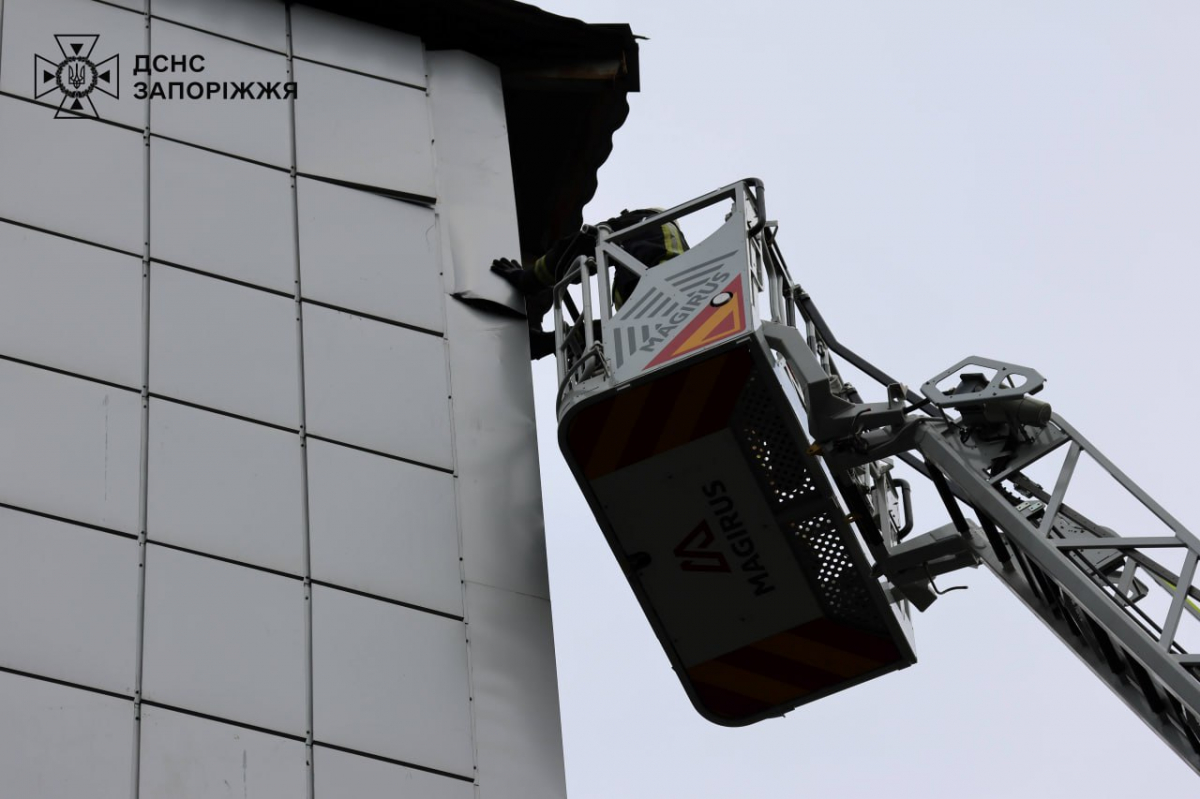 У Запоріжжі вітер пошкодив фасад лікарні - рятувальники задіяли спецтехніку (фото, відео)