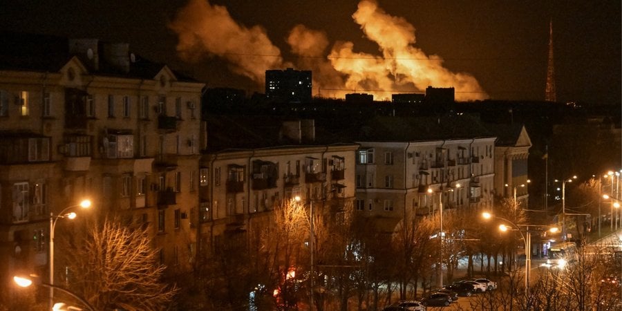 Дим піднімається на місці російського дронового удару у Запоріжжі ввечері 21 березня (Фото: REUTERS)