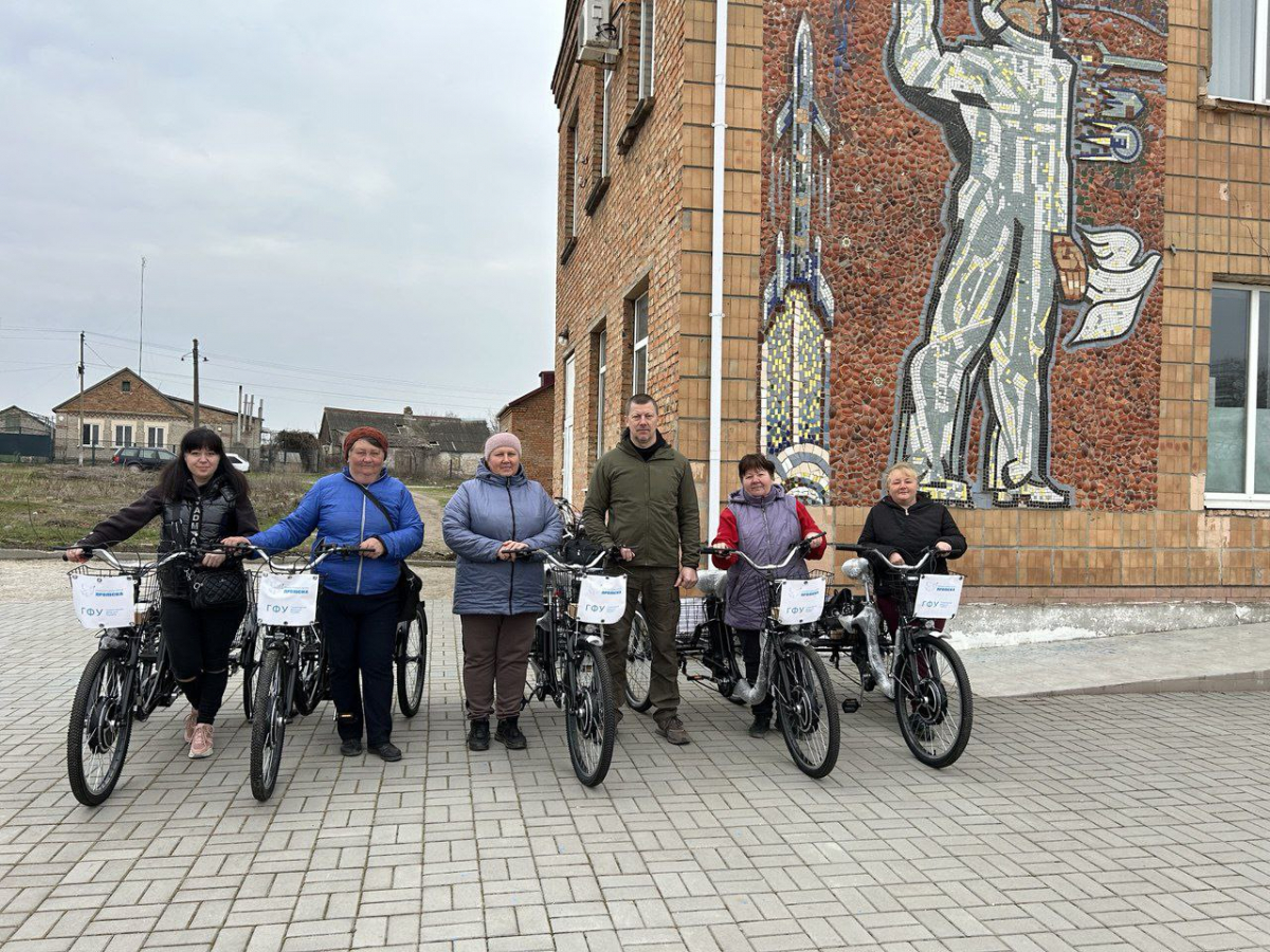 В одній з громад Запорізького району соціальні працівники пересіли на електровелосипеди (фото)