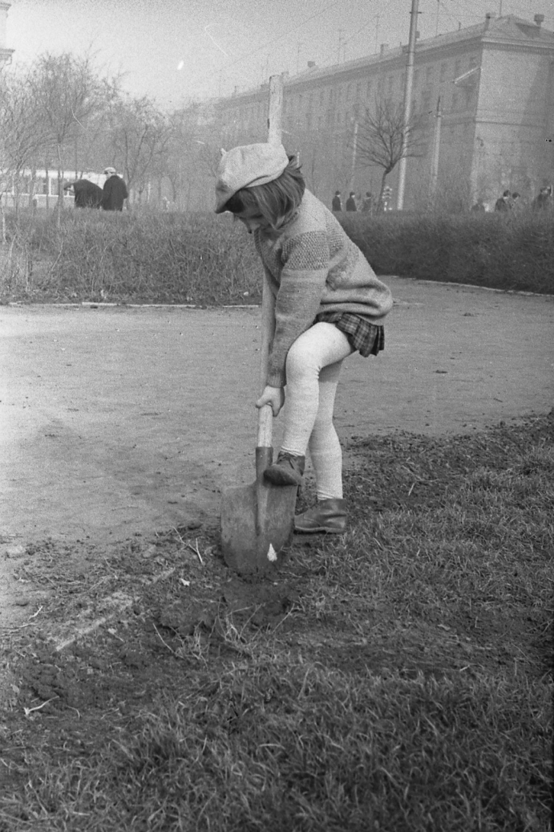 Весняне прибирання - як майже 60 років тому запоріжці гарували на суботнику (фото)