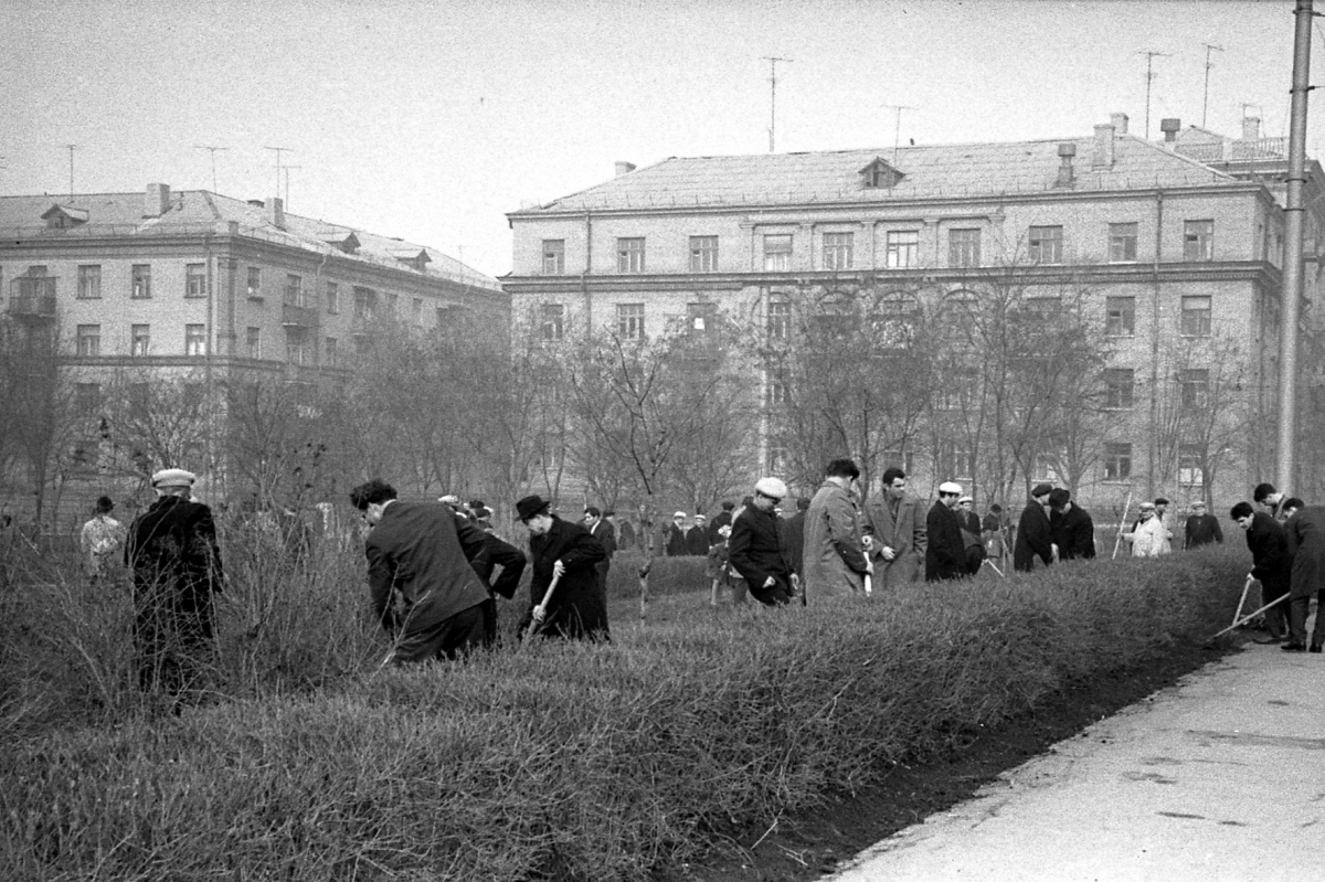 Весняне прибирання - як майже 60 років тому запоріжці гарували на суботнику (фото)