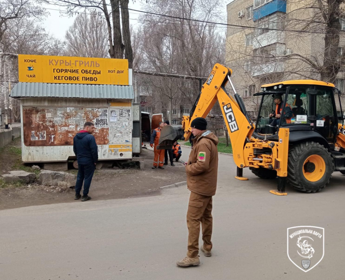 Відмовився прибрати самостійно - в одному з районів Запоріжжя знесли незаконний кіоск (фото)