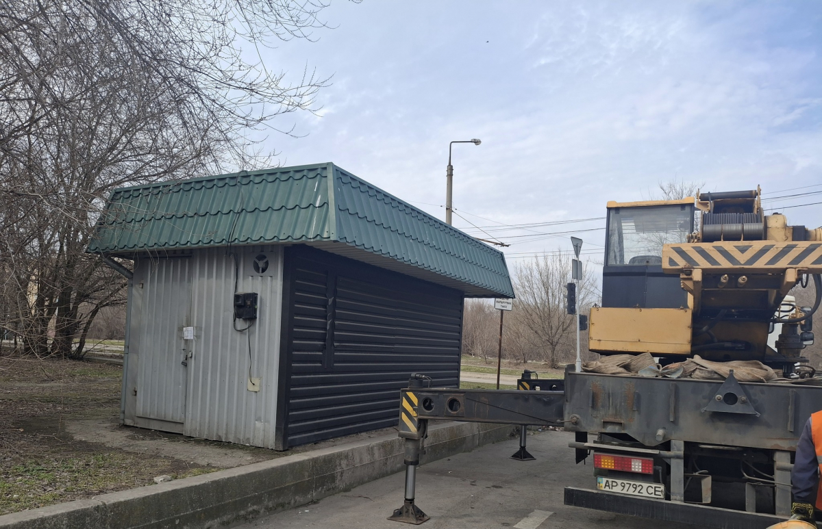 Власник не виконав вимоги - в одному з районів Запоріжжя знесли незаконний МАФ (фото)