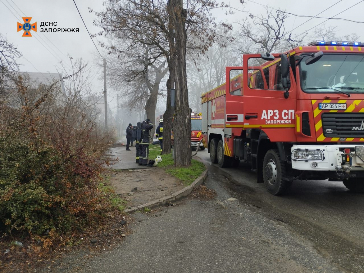 Загасили вогонь у двоповерховій будівлі – у Запоріжжі сталася пожежа