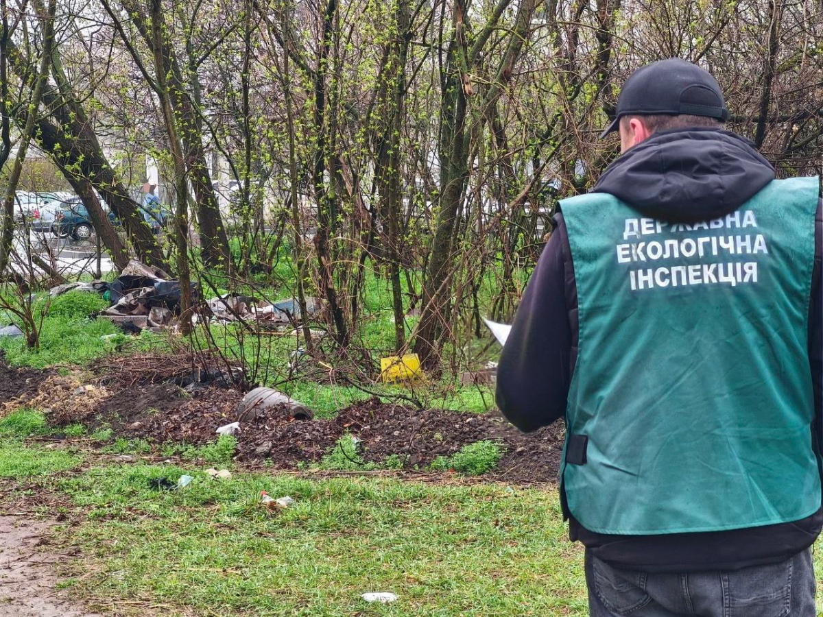 Не пройшло і двох тижнів – у Запоріжжі біля лікарні виявили чергове сміттєзвалище