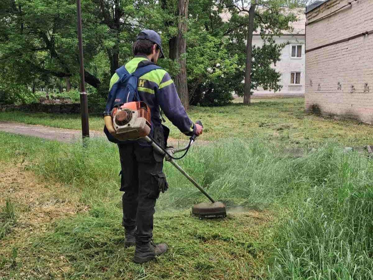 Лежала у траві - у запорізькому дворі виявили пристрій, схожий на гранату (фото)