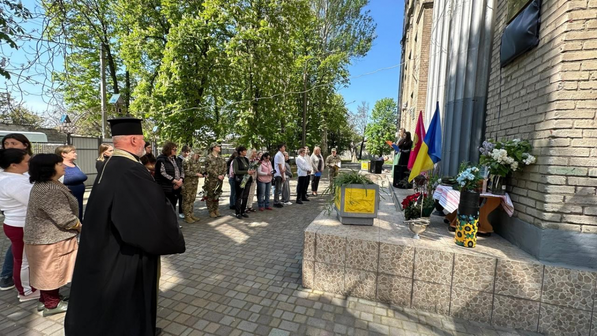 На фасаді запорізької школи відкрили меморіальну дошку на честь загиблого випускника-прикордонника (фото)