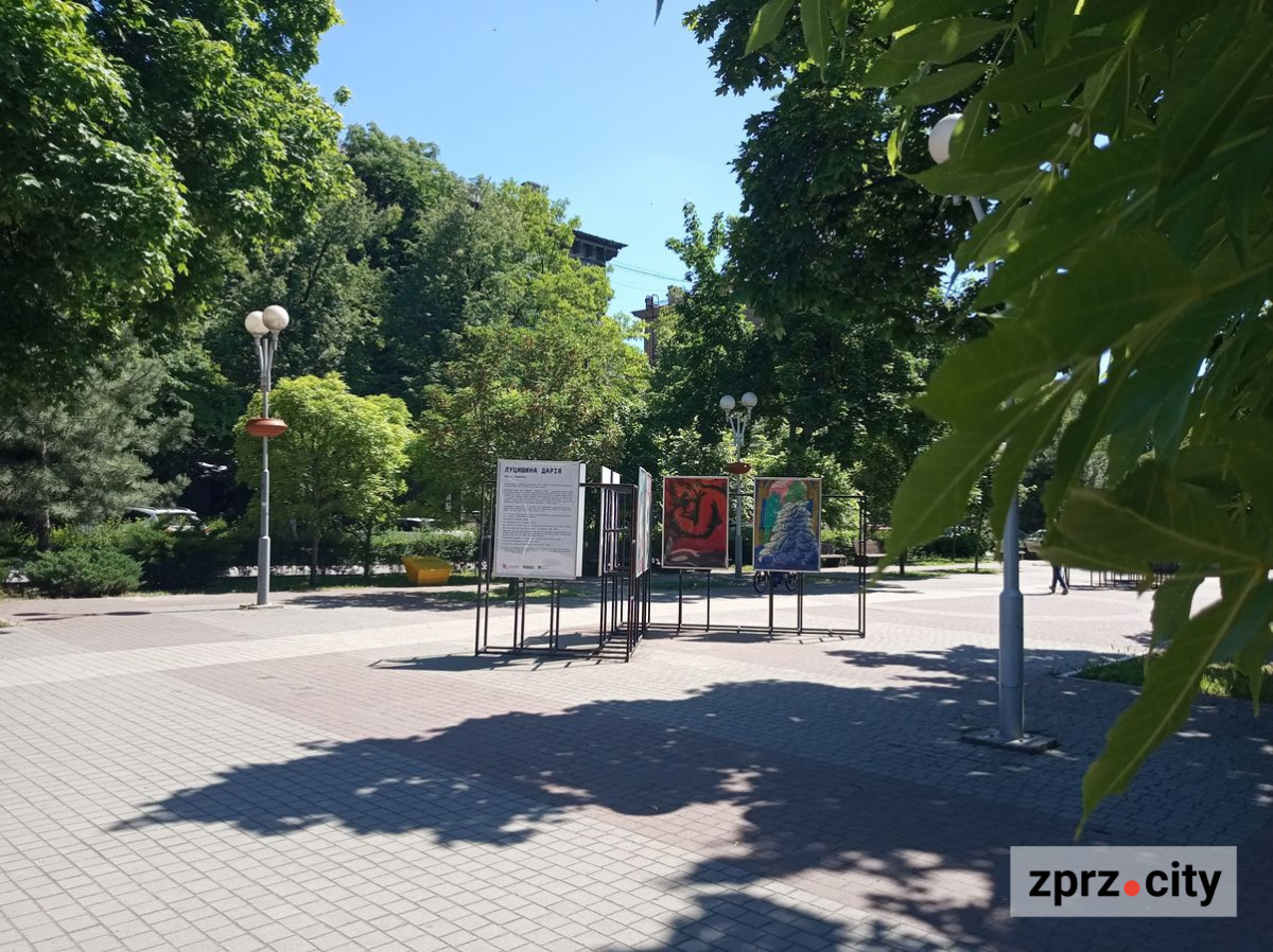 На вулицях Запоріжжі з'явилися нові плакати воєнного часу - фото