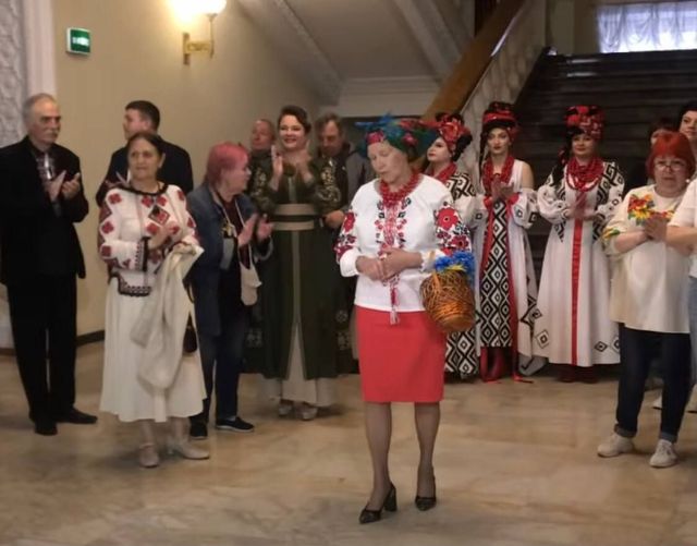 Незвичайний показ - у Запоріжжі в театрі відзначили День вишиванки святковим дефіле (фото)