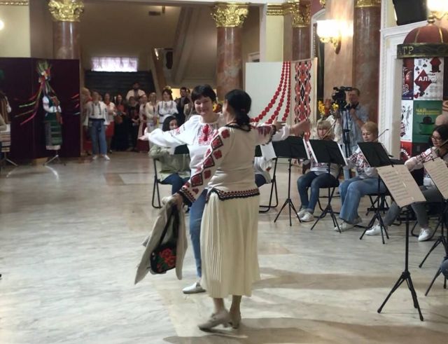 Незвичайний показ - у Запоріжжі в театрі відзначили День вишиванки святковим дефіле (фото)