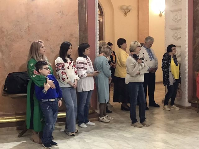 Незвичайний показ - у Запоріжжі в театрі відзначили День вишиванки святковим дефіле (фото)