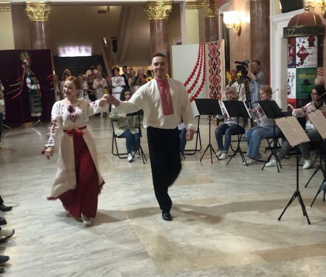 Незвичайний показ - у Запоріжжі в театрі відзначили День вишиванки святковим дефіле (фото)