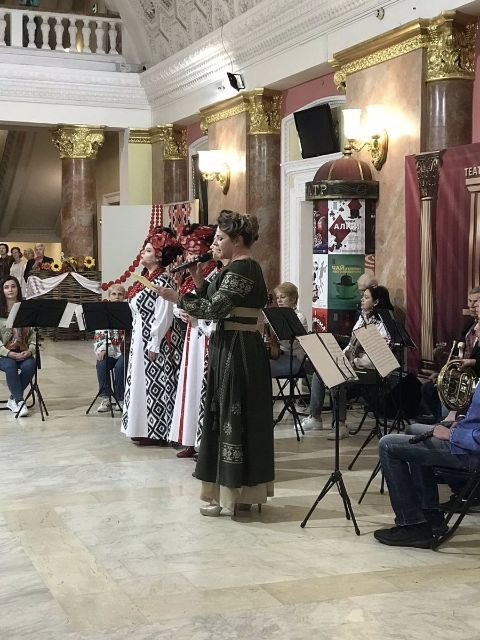 Незвичайний показ - у Запоріжжі в театрі відзначили День вишиванки святковим дефіле (фото)