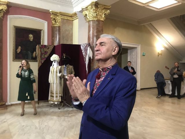 Незвичайний показ - у Запоріжжі в театрі відзначили День вишиванки святковим дефіле (фото)