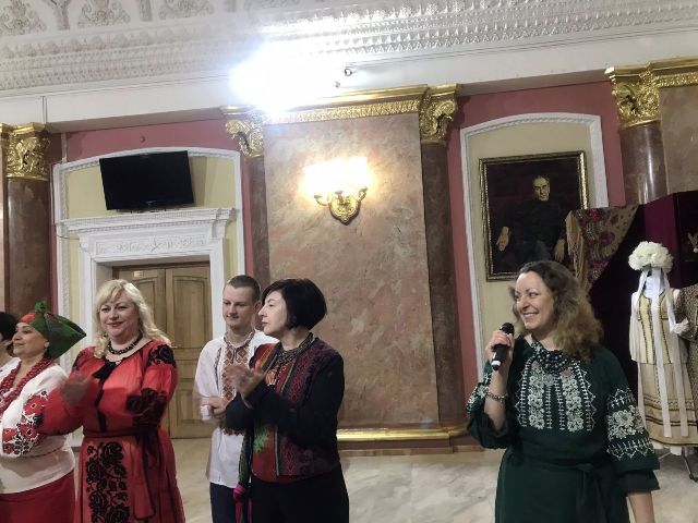 Незвичайний показ - у Запоріжжі в театрі відзначили День вишиванки святковим дефіле (фото)