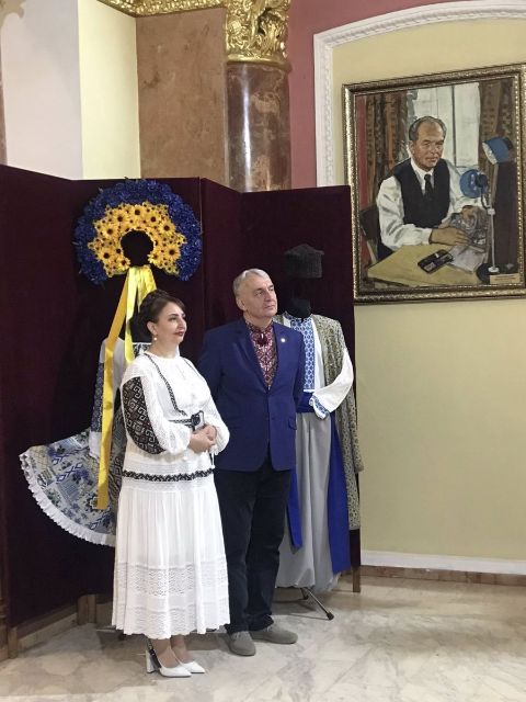 Незвичайний показ - у Запоріжжі в театрі відзначили День вишиванки святковим дефіле (фото)