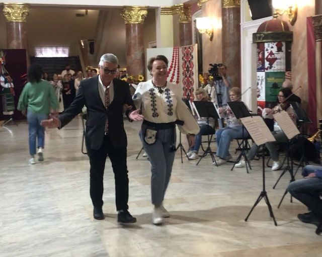 Незвичайний показ - у Запоріжжі в театрі відзначили День вишиванки святковим дефіле (фото)