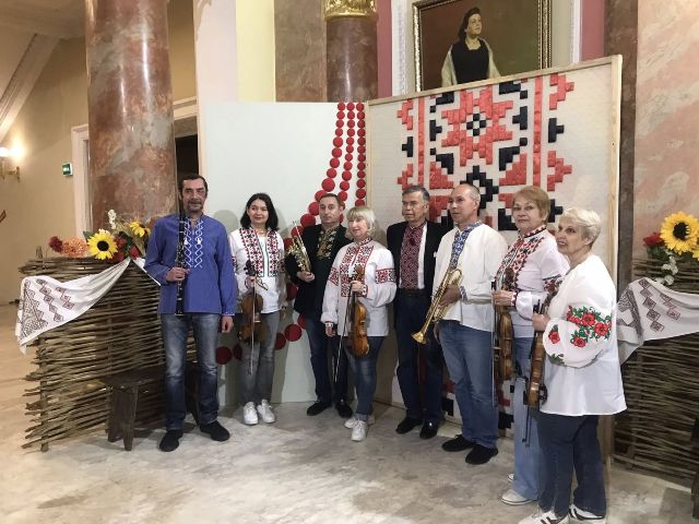 Незвичайний показ - у Запоріжжі в театрі відзначили День вишиванки святковим дефіле (фото)