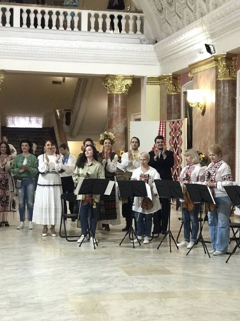 Незвичайний показ - у Запоріжжі в театрі відзначили День вишиванки святковим дефіле (фото)