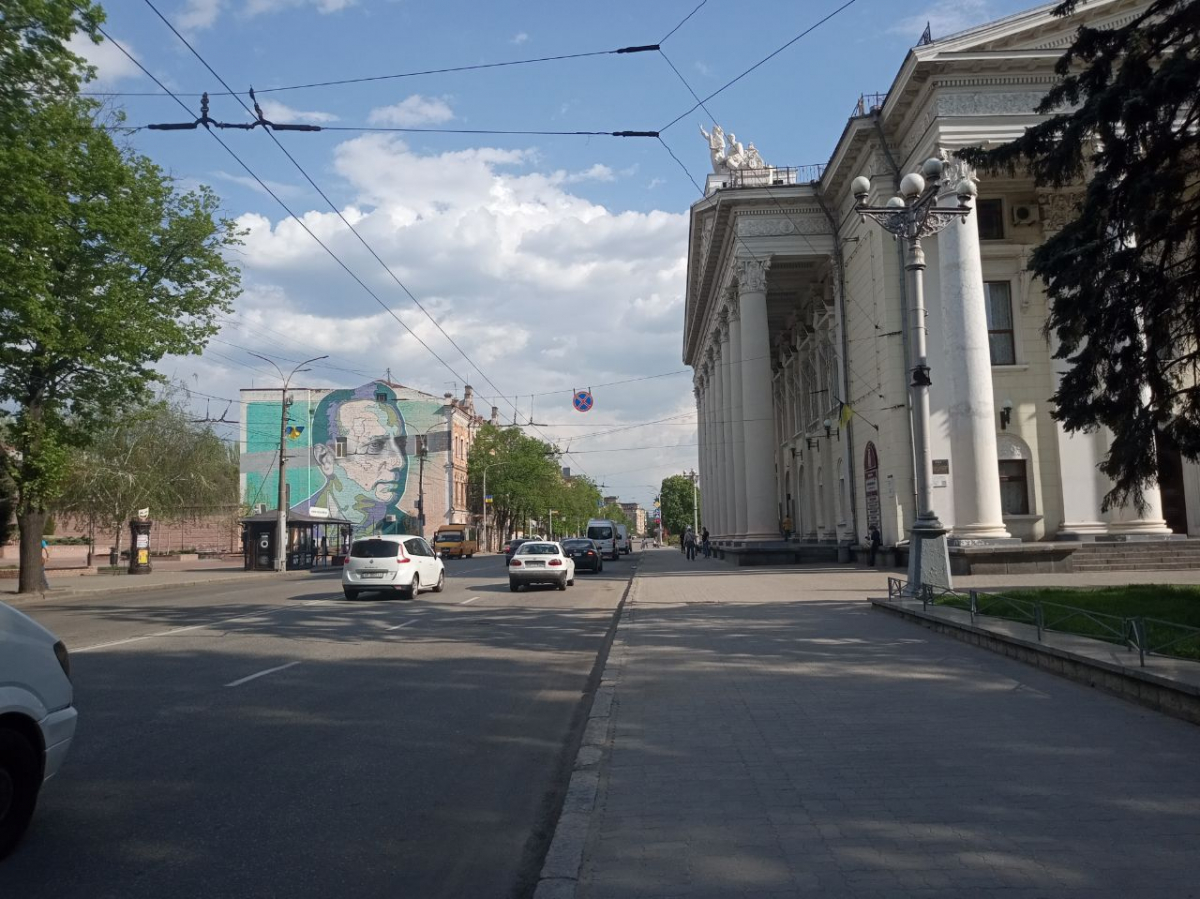 Перехожі зупиняються - музикант запорізького театру щоранку грає на трубі Гімн України (відео)